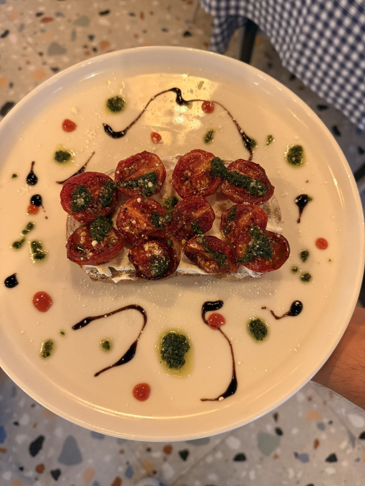 Ekşi maya ekmeğinde çeri domatesli bruschetta